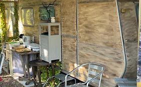 Camping car fixe dans la campagne
